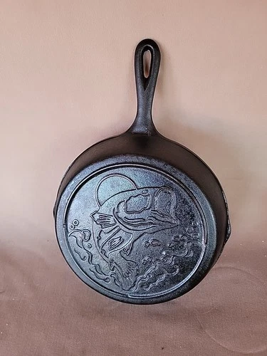 LODGE Cast Iron Skillet Outdoor Wildlife Series Bass Fish 3-Notch 10 Inch