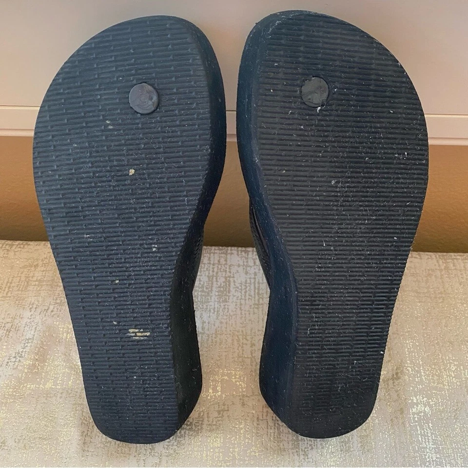 Chanclas de cuña Havaianas negras diamantes de imitación adornos de baloncesto usadas en excelente estado talla 7 Foto 3 de 4