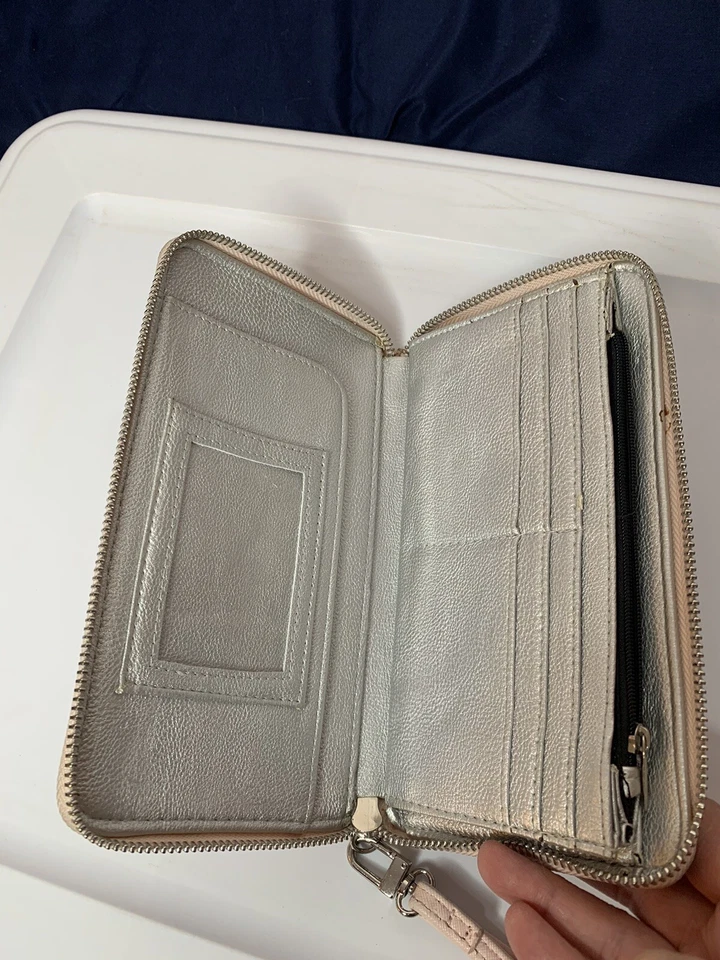 Cartera pulsera Betsey Johnson, correa desmontable, interior color plata Foto 4 de 4