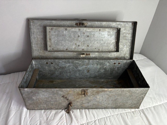 Vintage WW2 Era US P&B MFG CO Metal Tool Box 1943 22