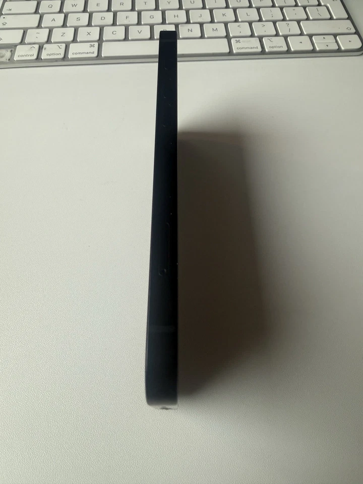 Apple iPhone 16e · 256GB, photo 3 of 5