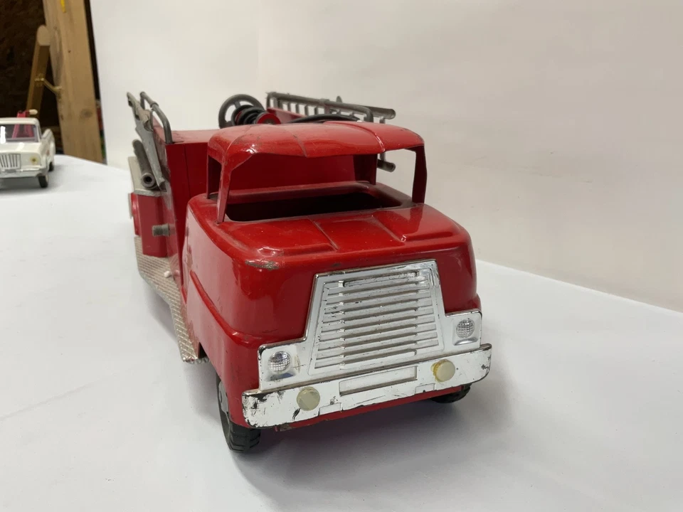 VINTAGE PRESSED STEEL STRUCTO FIRE DEPT PUMPER - Image 2 of 4