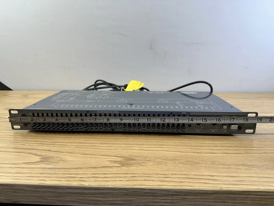 Peavey RTD 31 1/3 Octave Graphic Equalizer (ROC039606) **READ DESRIPTION** - Image 2 of 4