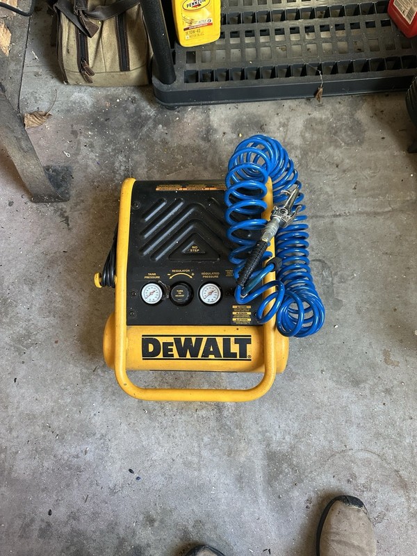 Dewalt Compresor D55140 W/ 25’x1/4” Recoil Air Hose & Blow Gun In Good Condition