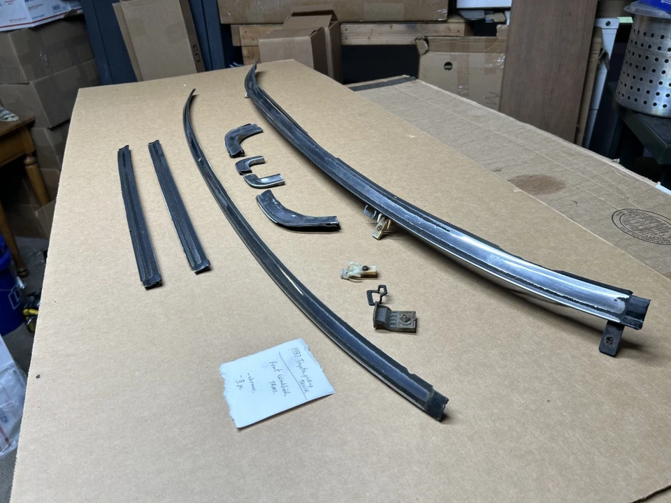 Camioneta Toyota 84-88 89 4Runner OEM SR5 - Parabrisas delantero cromado TRIM 8 piezas Foto 4 de 4