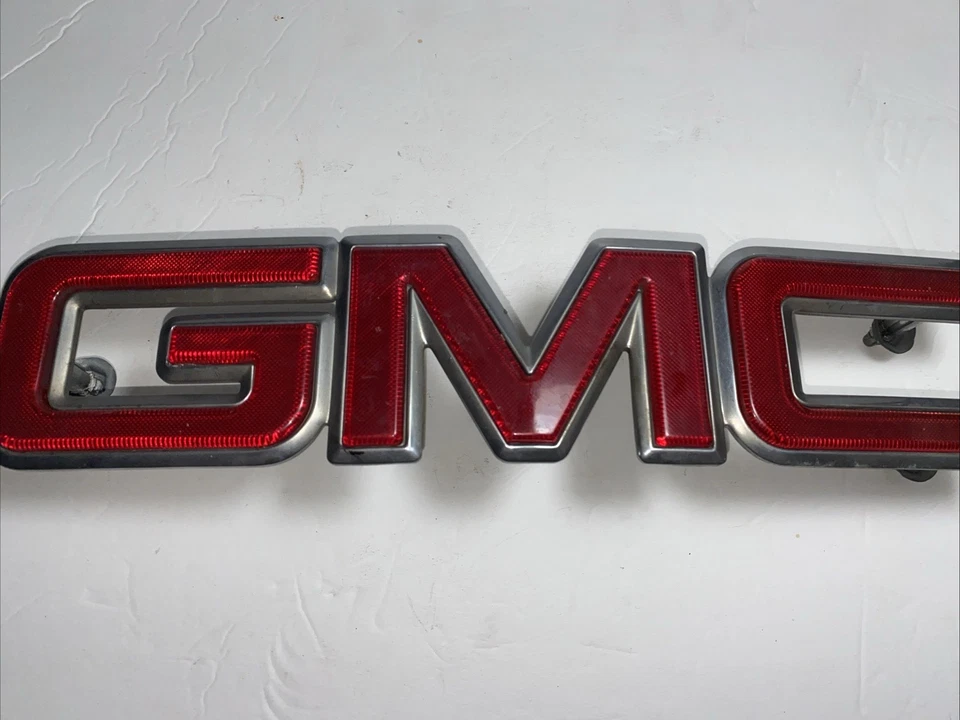 GMC 1988-2000 Sierra Yukon Suburban parrilla delantera emblema INC herrajes 15682309 Foto 2 de 4