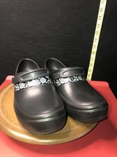 Crocs Women’s 11 Black Paisley Heel Cup Slip Resistant Nursing clog style  10876