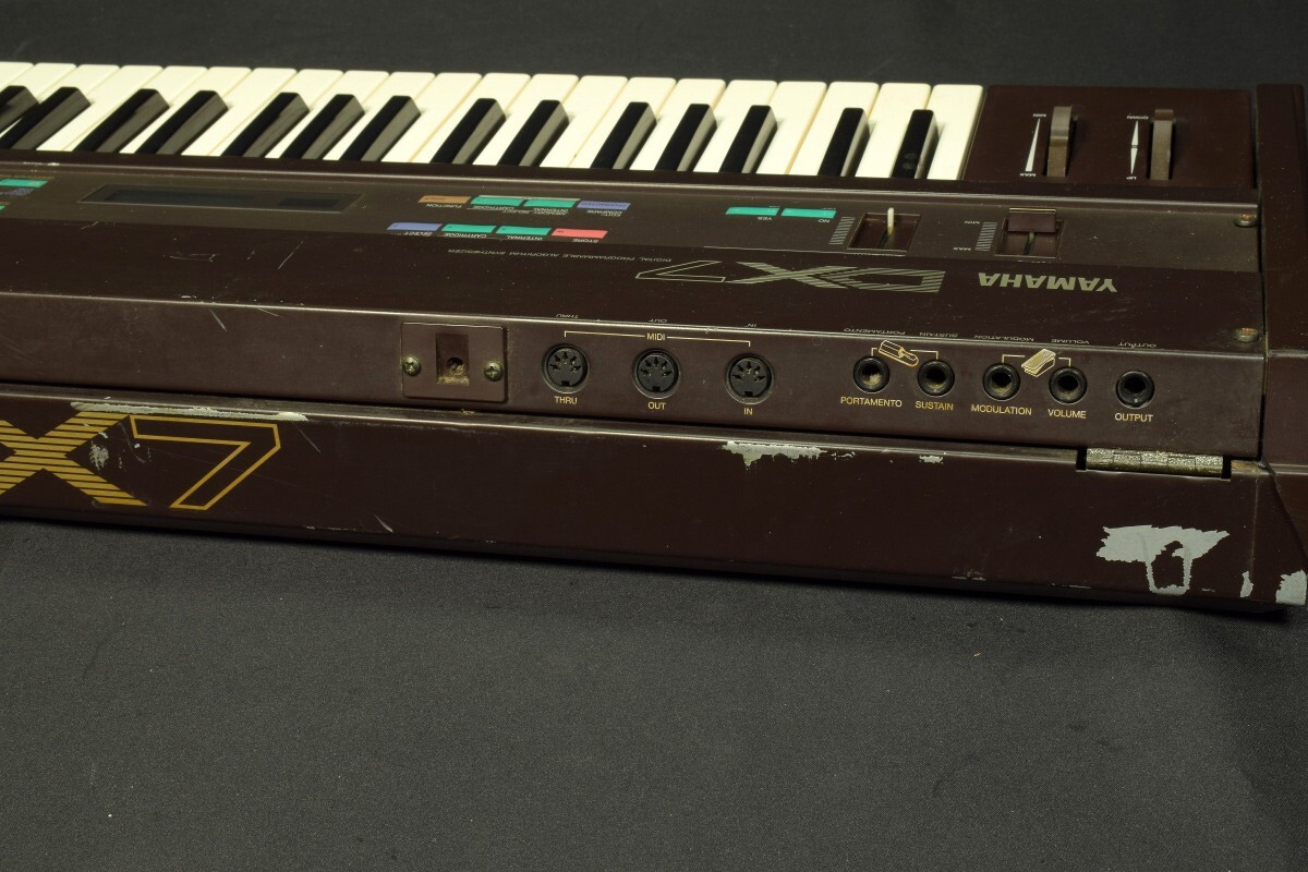 Yamaha DX7 Digital Programmable Algorithm Synthesizer keyboard