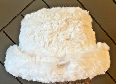 New with tags UGG ''Nimbus'' Winter White Faux Fur Bucket Hat  S/M