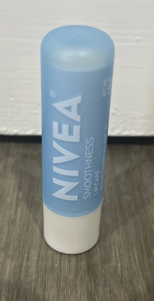 Cuidado labial NIVEA Smoothness Moisture FPS 15, bálsamo labial, paquete de 0,17 oz ~ 10 Foto 3 de 4