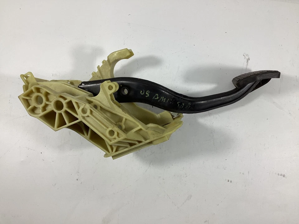 2008 - 2010 BMW 528i 528xi Brake Pedal Assembly 6759944 OEM . - Image 2 of 4