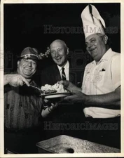 1965 Press Photo Former Chronicle editor Elmer Summers with chef dines at event