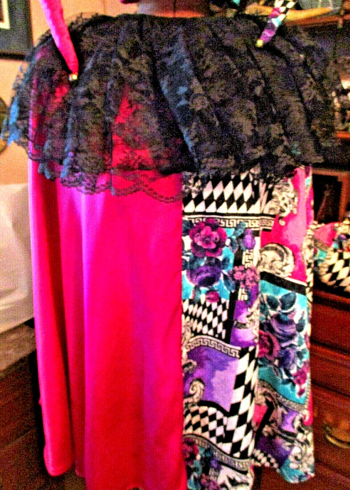 DISFRAZ DE BUFÓN Rosa Estampado CAPA Encaje SOMBRERO Zapatos HALLOWEEN Hecho a Mano 5 Piezas Foto 3 de 4