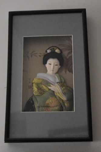 VTG, BLACK JAPANESE SHADOW BOX ART "Large Gold Kimono," (7.5" x 13.0") Pre-Owned - Picture 2 of 2