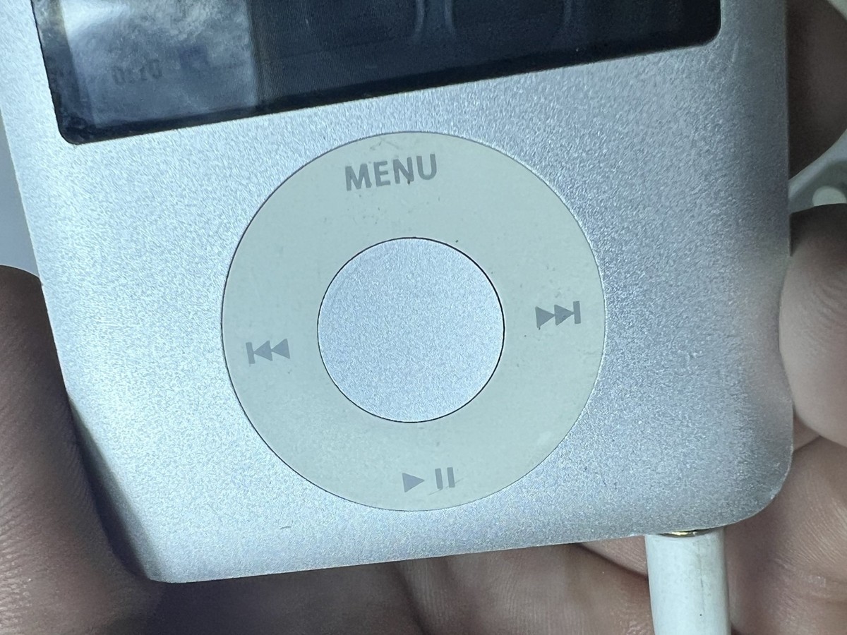 Apple iPod Nano 3rd Gen 4GB A1236 MP3 Player SILVER MA978LL/A