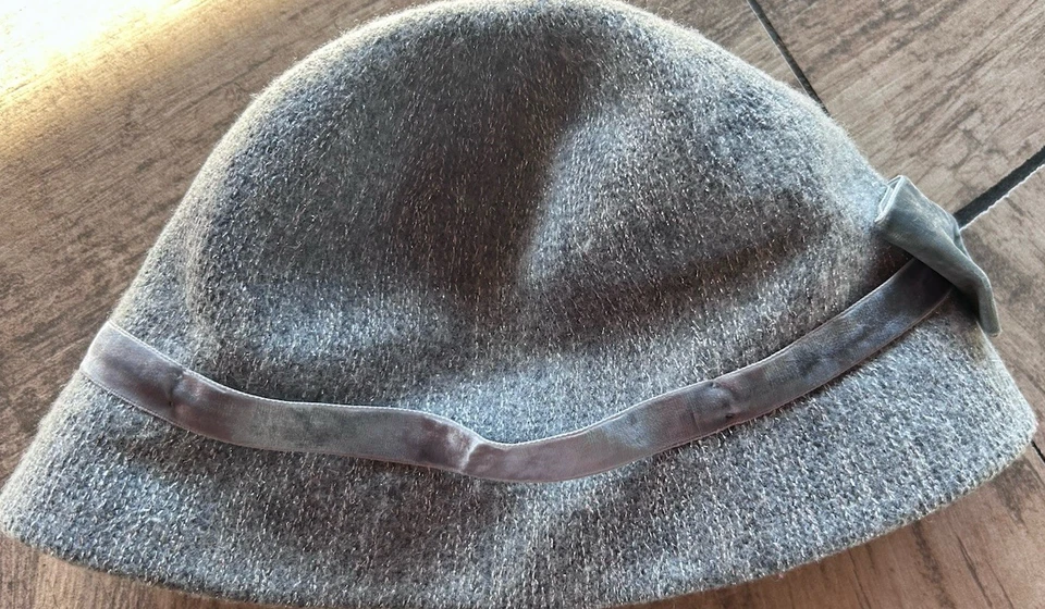 Sombrero August mezcla de lana con lazo.  Sistema operativo gris con rosca metálica plateada Foto 3 de 4