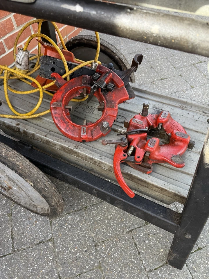 1233 Ridgid Pipe Threading Machine  - Image 4 of 4