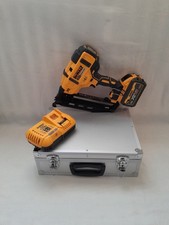 DeWALT DCN660 Akku-Nagler 32-64mm + 1 x Akku 18V/9,0 Ah + Ladestation gebraucht!