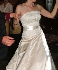 Designer Alvina Valeta Couture Wedding Dress - ivory - Size 2 - veil included