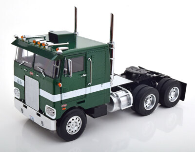 1:18 Road Kings Peterbilt 352 Pacemaker 1977-1979 greenmetallic/white