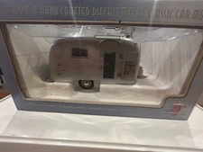 AIRSTREAM TRAILER (Silver) 1/18 Scale DieCast by Motor City Classics