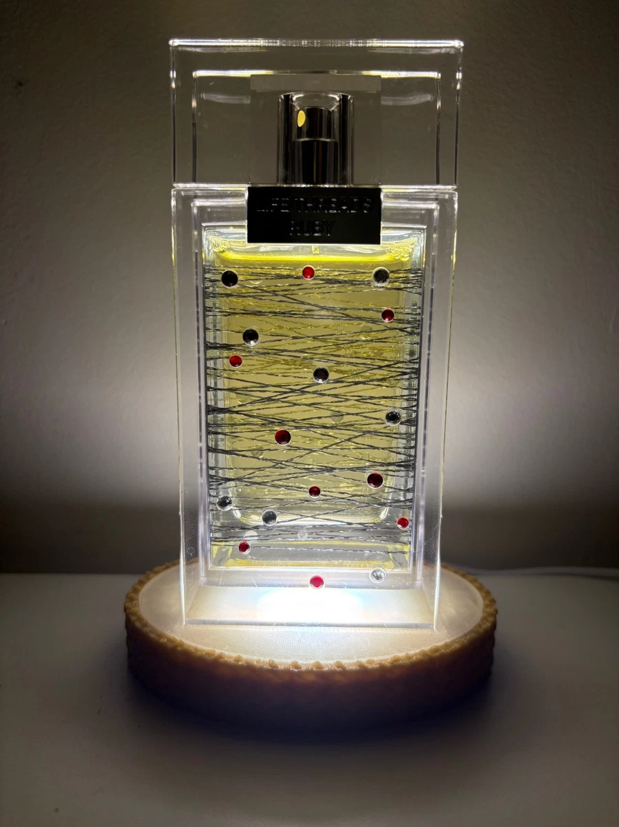 lampara de mesa o baño retroiluminada con un frasco de colonia (ficticio)