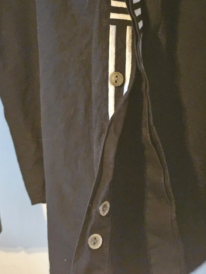 Camisa masculina internacional preta com botões padrão geométrico • Vintage tamanho M média - Imagem 4 de 4