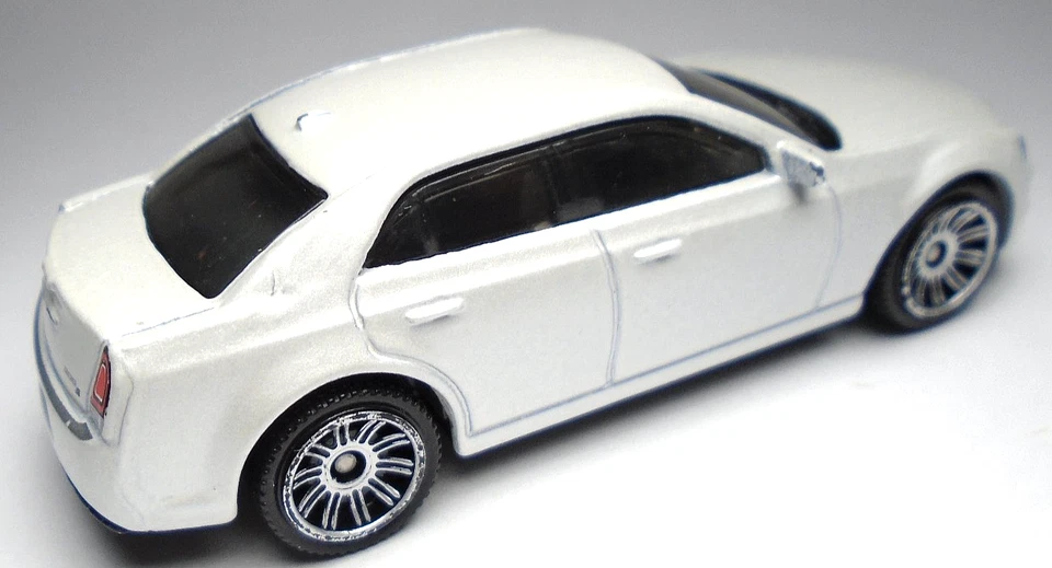 Matchbox Adventure City '15 Chrysler 300 2017 blanco perla 1:64 diecast coche de 3" Foto 4 de 4