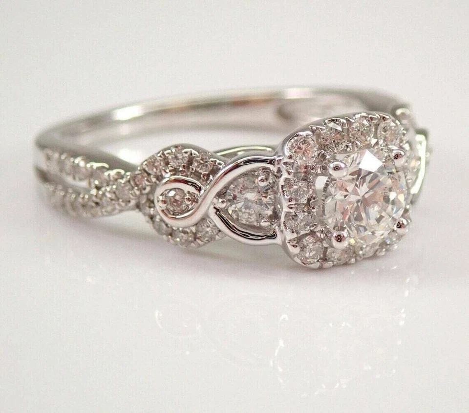 Impresionante anillo de boda elegante de diamantes simulados de corte redondo enchapado en oro blanco de 14 k Foto 3 de 4