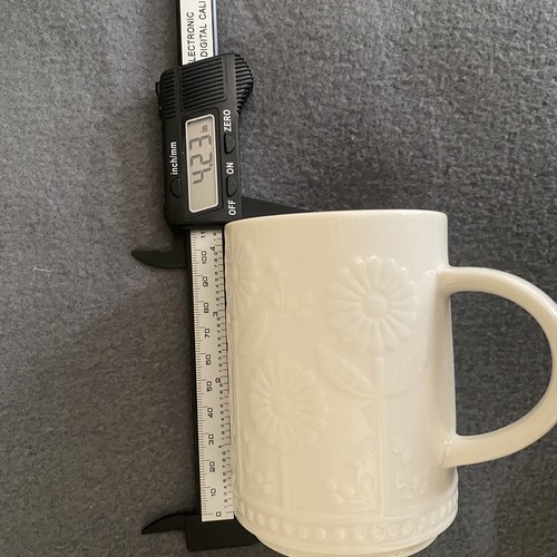 Pair Of Starbucks 3D Raised Daisy 12 oz Off White Cream Ivory Coffee Tea Mugs - Picture 6 of 7