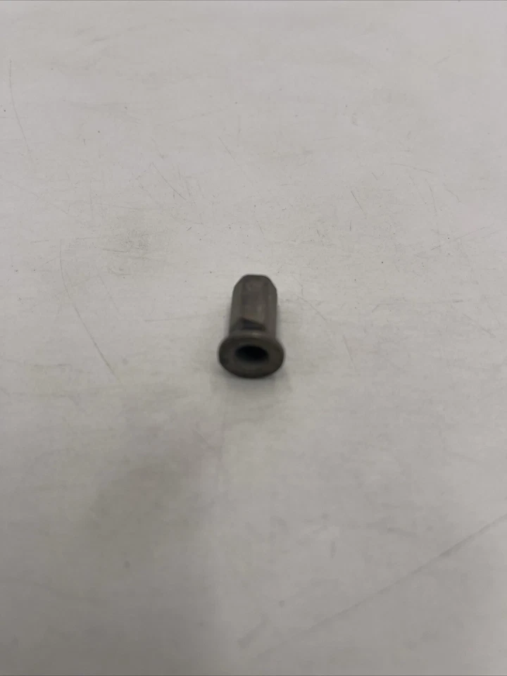 2005-2006 SILVERADO SIERRA FLEETSIDE PICKUP TAILGATE CAP SPOILER NUT 11518684 - Image 2 of 4