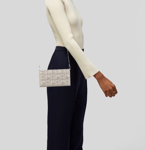 Bolso/bandolera metálico con logotipo de Carolina Herrera - Imagen 4 de 10