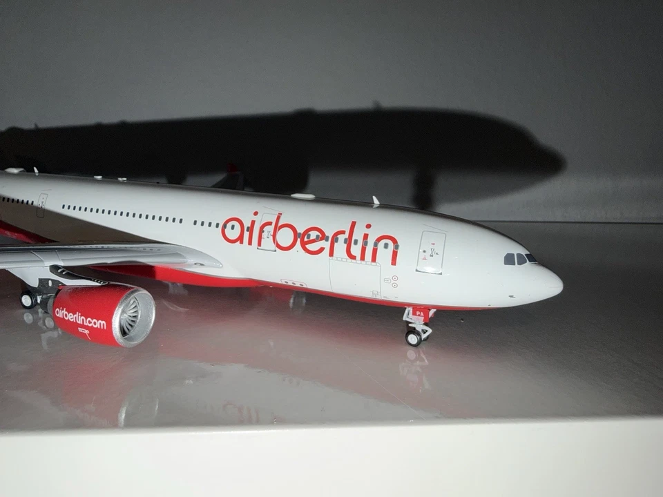 Inflight200 Air Berlin Airbus A330-200 D-ABXF IF332AB001 (gear Damage) - Bild 3 von 4