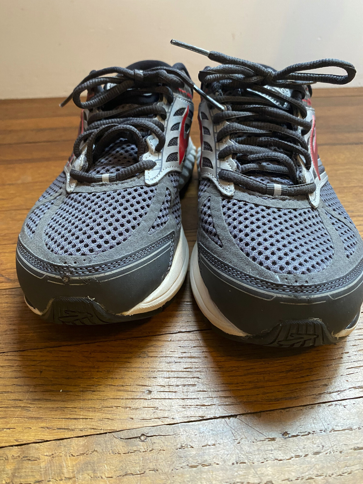 Brooks Addiction 13 Dark Grey w/ Red Men's Running Shoes Size 8 Wide