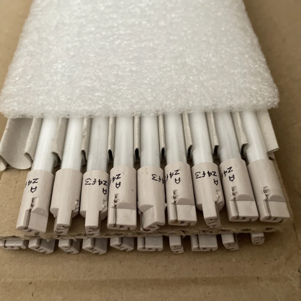 SYLVANIA FM13/830 - 13W T2 Bulbs 3000K - 26253-1 ( 19 EA ) [ New Open Box ] - Image 2 of 4