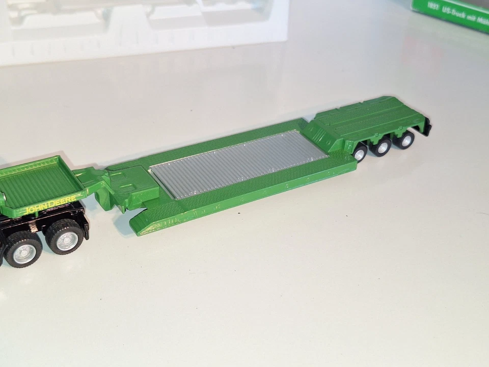 Siku 1851 John Deere farm Set. Die cast/Plastic. 1:87. As new cond. Boxed - Image 4 of 4