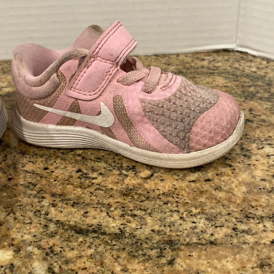 Nike Revolution Rosa Zapatos para Niños Pequeños Talla 5C Rosa Con Swoosh Blanco Foto 3 de 4