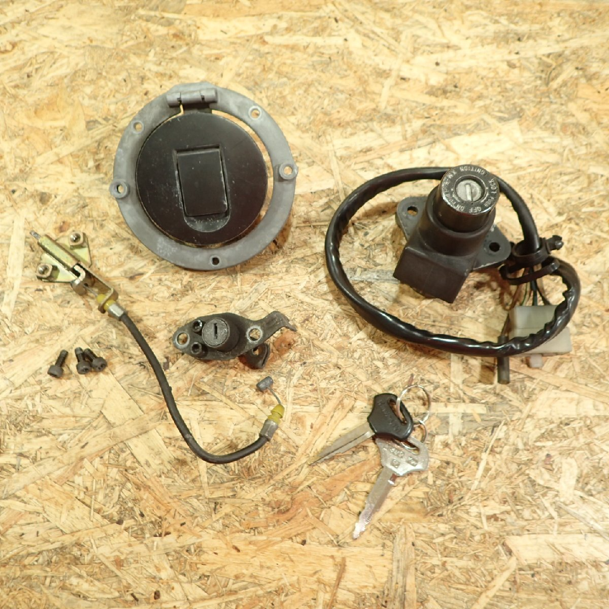 カズ Kawasaki Ninja ZX12R ZXT20A Ignition Switch Fuel Gas Tank Cap Seat