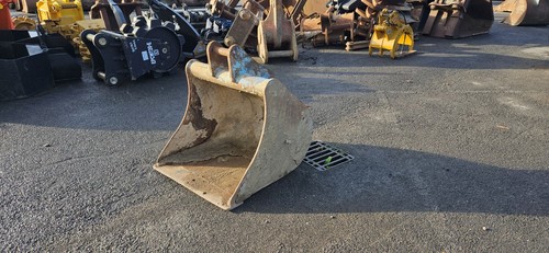30" Digging Bucket w/ 45mm Pins - Used - Price £275.00 + VAT @ 20% - C569 - Picture 3 of 8