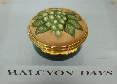 Halcyon Days Trauben geprägt Bonbonniere gekrönt Emaille Box - 1 1/2'' (3,75 cm)