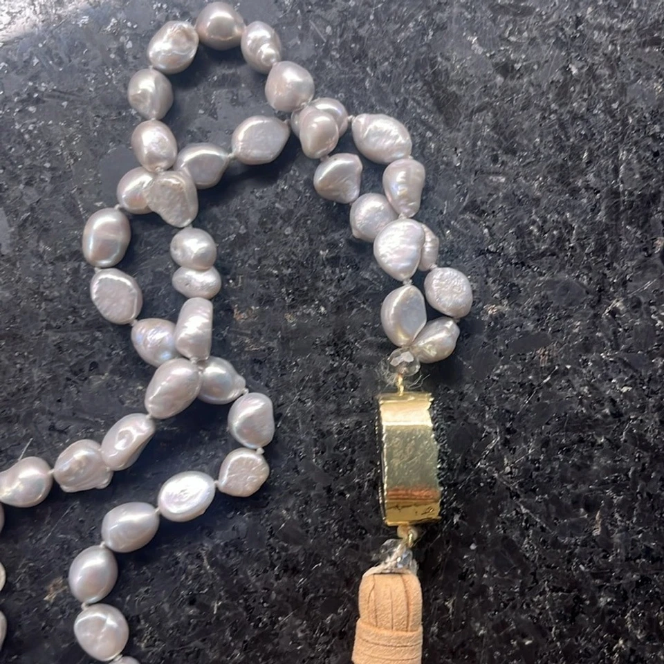 优雅淡水珍珠和皮革流苏项链带炭石英吊坠 — 第 2/4 张图片