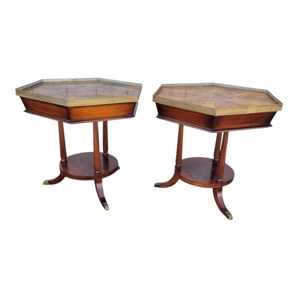Par de mesas auxiliares inglesas de caoba de los años 20 Regency adorno de galería de latón a juego Foto 3 de 4
