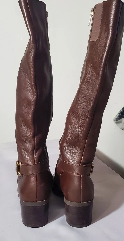 Botas femininas ANNE KLEIN couro Akjoetta salto baixo marrom joelho alto escritório - Imagem 2 de 4
