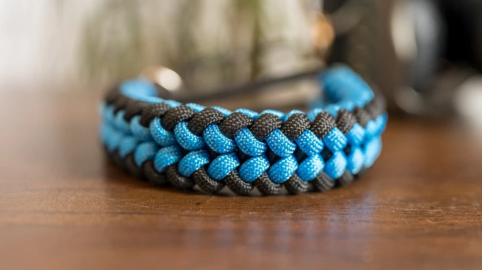 Correa de muñeca de cámara personalizada para que NUNCA la dejes caer. Azul claro negro hecho a mano Foto 4 de 4