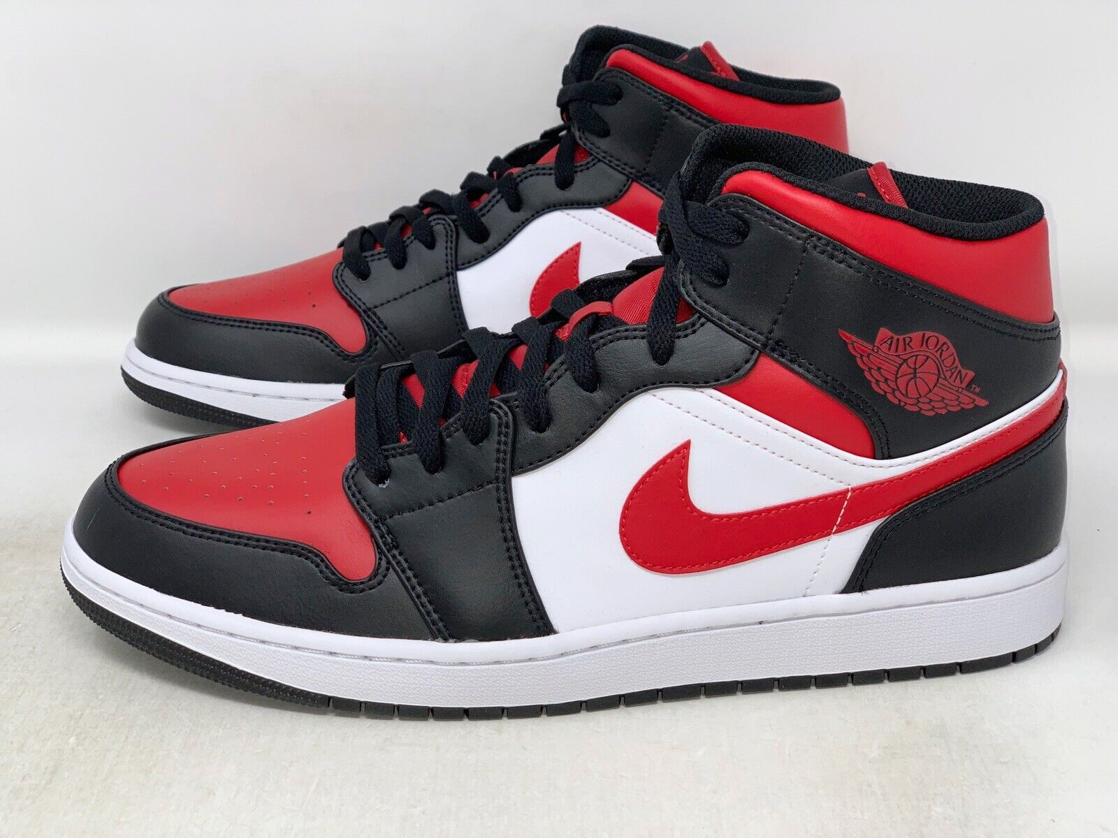 Air Jordan 1 Mid 'Chicago Bred Toe 