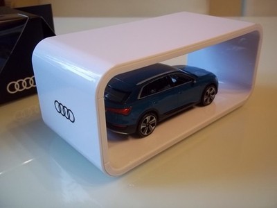 Audi Q8 e-tron * Messe-Modellkasten * Antiquablau * 1:43 Minimax * Neu & OVP