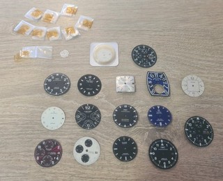 Lot de 25 Cadrans De Montres Différentes marques Watch Parts Horlogerie Lot 53
