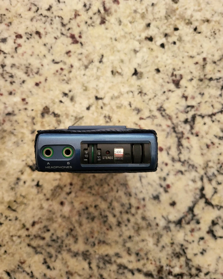 Primer modelo SONY FM WALKMAN SRF-40 FM 1980 funciona FM:76-90MHz de Japón Foto 2 de 4