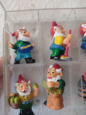 Serie Completa Di Sorpresine Kinder Ferrero: Gli Gnomi Al Bagno (Nani Dwarfs) - Ideali Per Cake Toppers