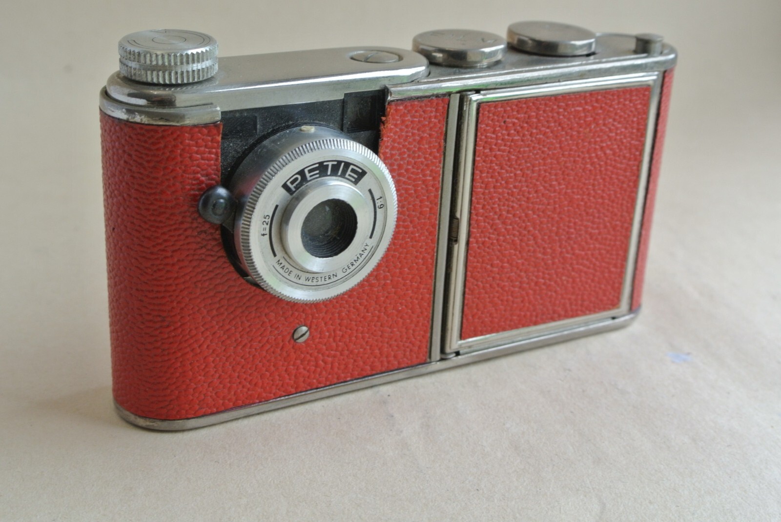 Petie Vanity (Kunik) camera  in red/chrome, complete  , rare, Superb condition.